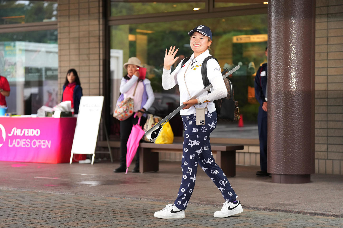 悪天候で第2日が中止となり、手を振りながら引き揚げる桑木（撮影・菅敏）