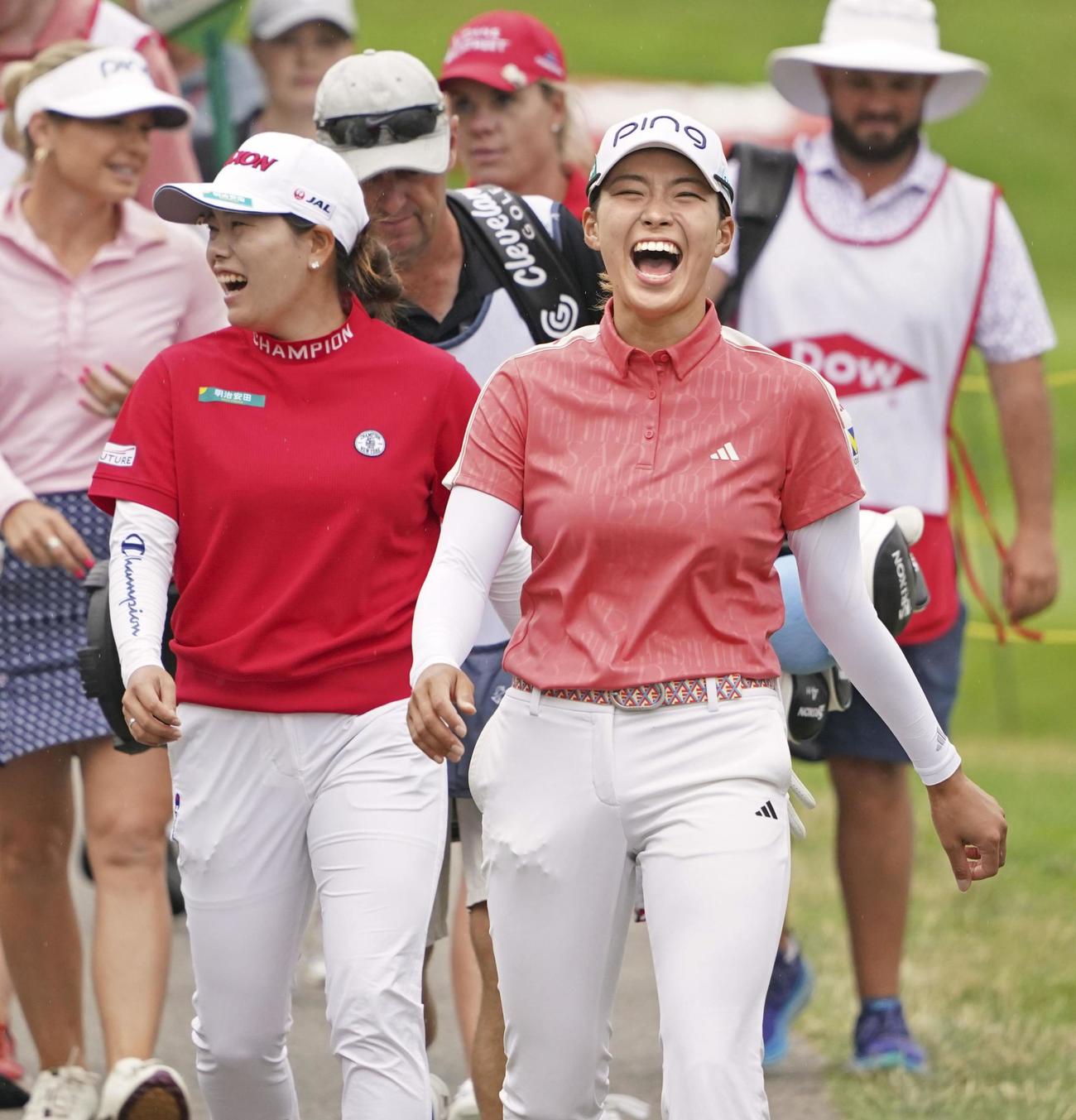 第2ラウンド、18番でホールインワンを決め、笑顔でグリーンに向かう渋野日向子（右）。左は勝みなみ（共同）