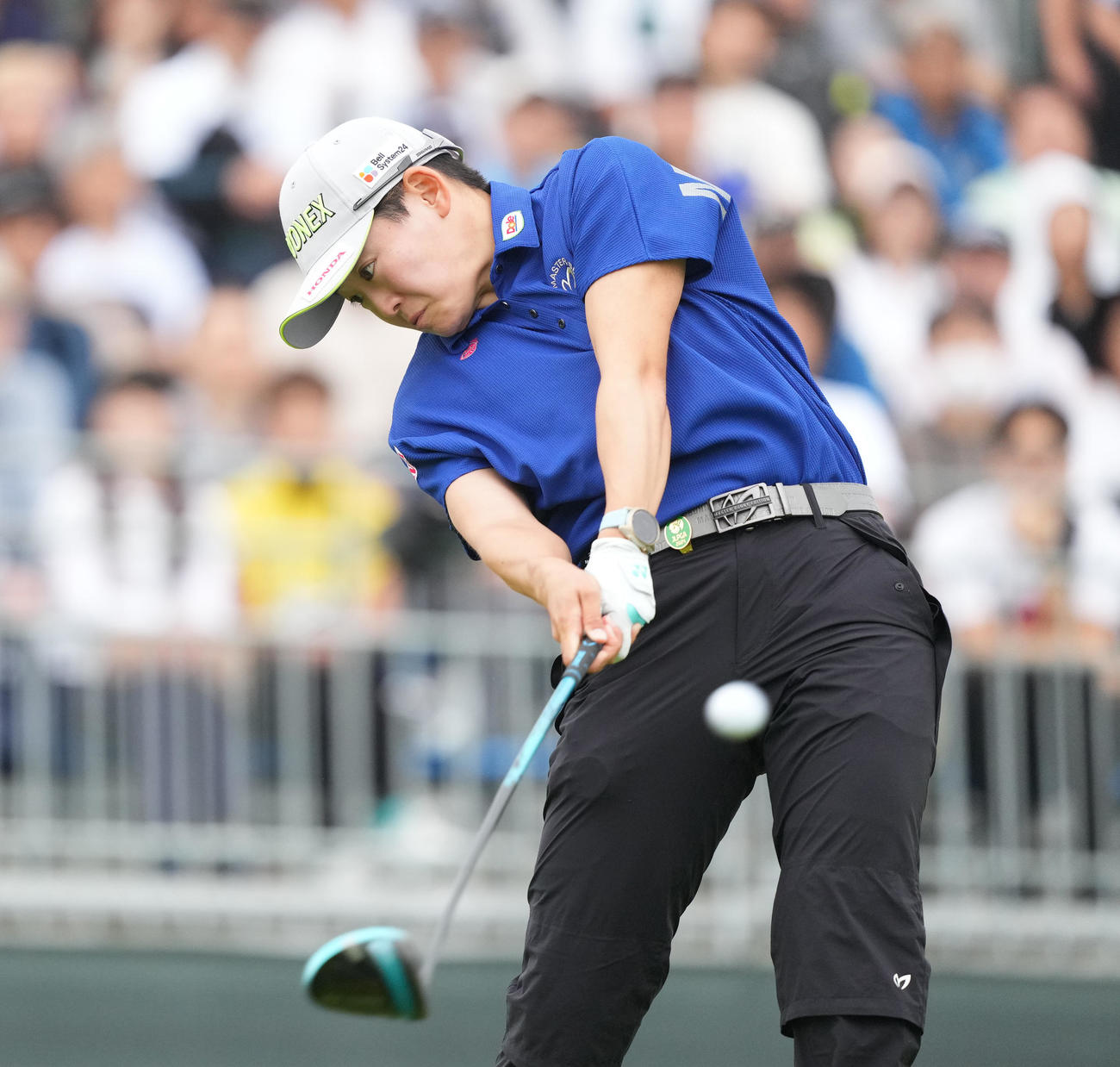 10番、ティーショットを放つ岩井明愛（撮影・菅敏）