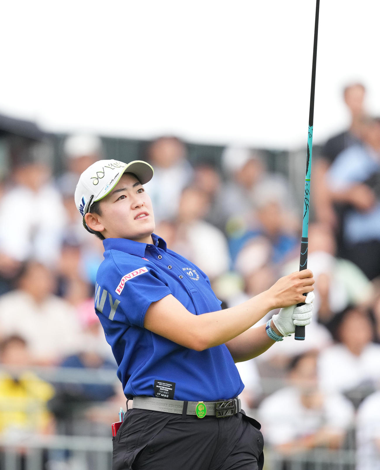 10番、ティーショットを放つ岩井明愛（撮影・菅敏）