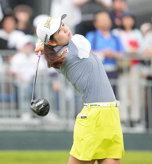 10番、ティーショットを放つ桜井（撮影・菅敏）