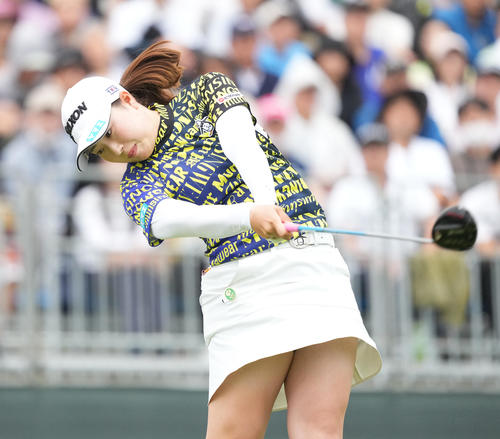 10番、ティーショットを放つ竹田（撮影・菅敏）