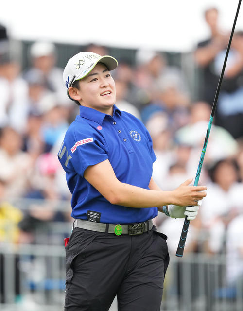 10番、ティーショットを放つ岩井明愛（撮影・菅敏）