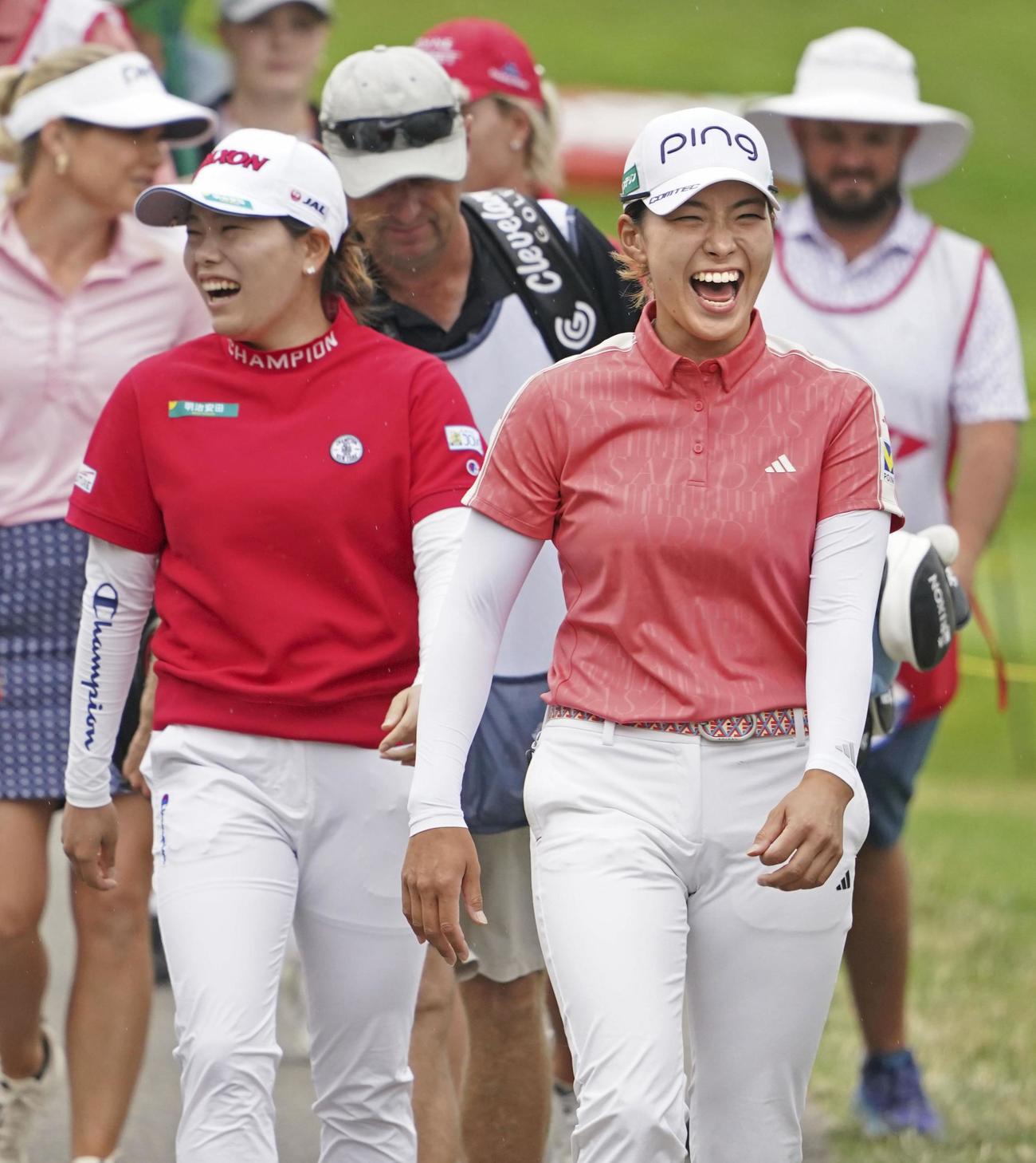 第2ラウンド、18番でホールインワンを決め、笑顔の渋野日向子（右）。左は勝みなみ（共同）
