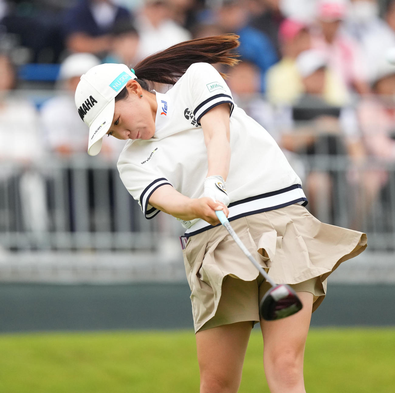 10番、ティーショットを放つ永井（撮影・菅敏）