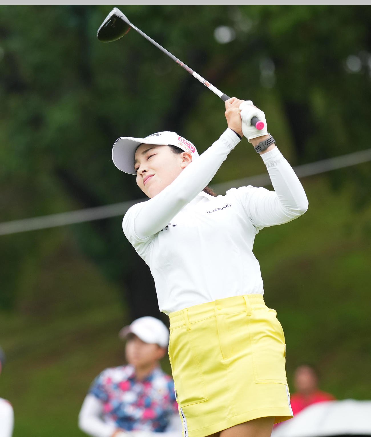 1番、ティーショットを放つ村田（撮影・菅敏）