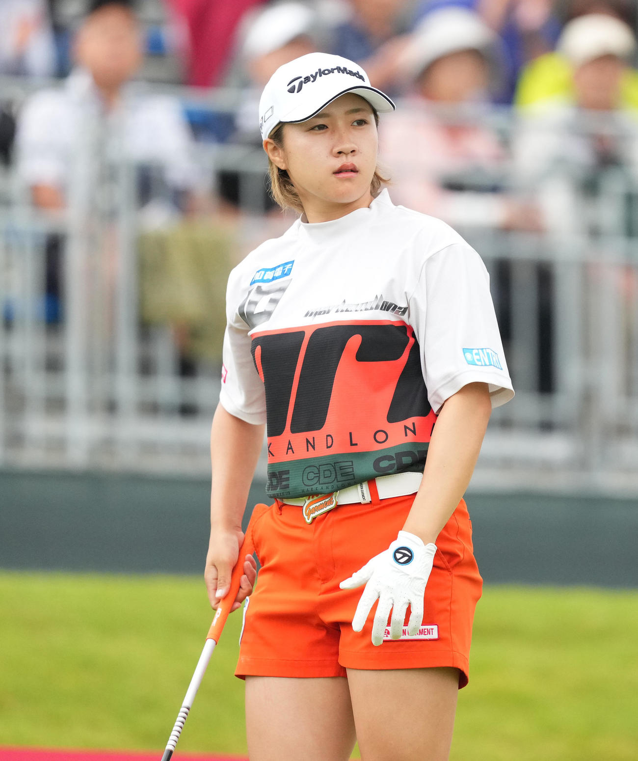 10番、ティーショットを放つ泉田（撮影・菅敏）