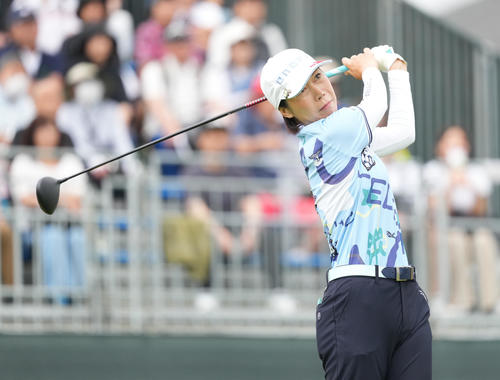 10番、ティーショットを放つ李知姫（撮影・菅敏）