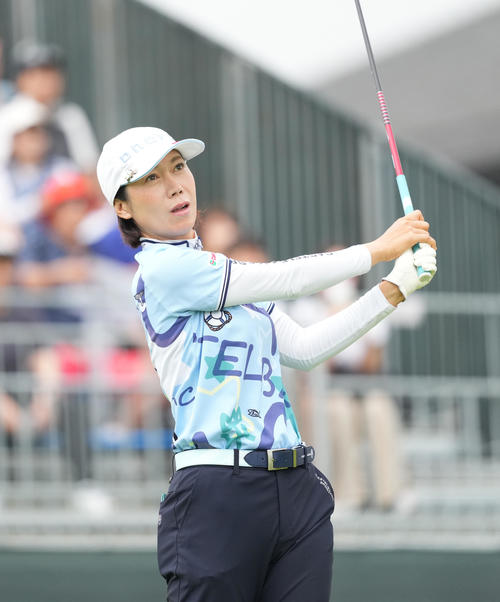 10番、ティーショットを放つ李知姫（撮影・菅敏）