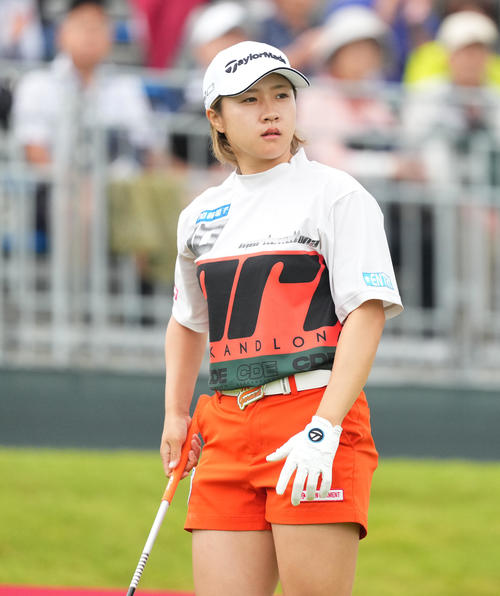 10番、ティーショットを放つ泉田（撮影・菅敏）