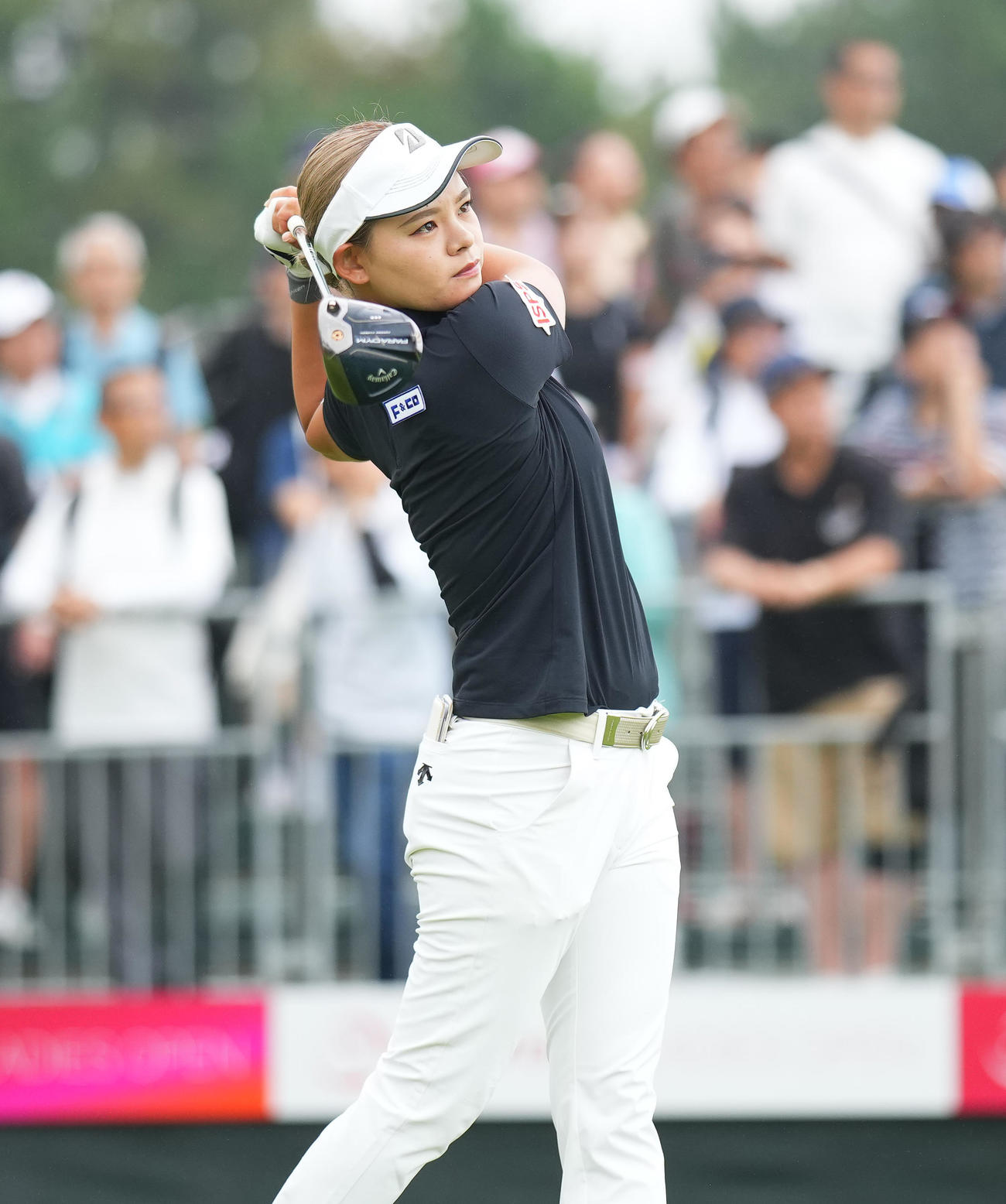 1番、ティーショットを放つ森井（撮影・菅敏）