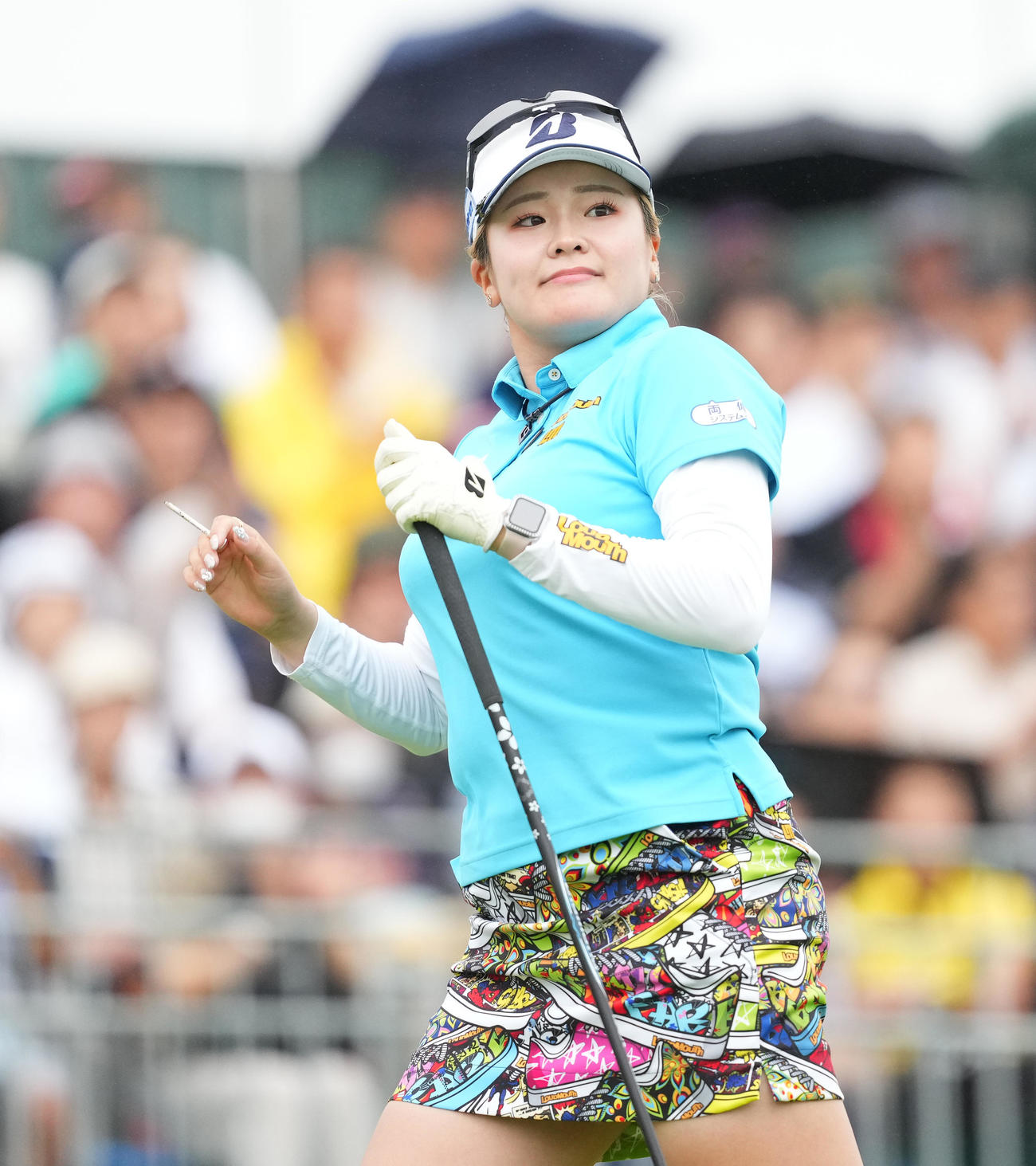 10番、ティーショットを放ち、打球の行方を確認する桑木（撮影・菅敏）