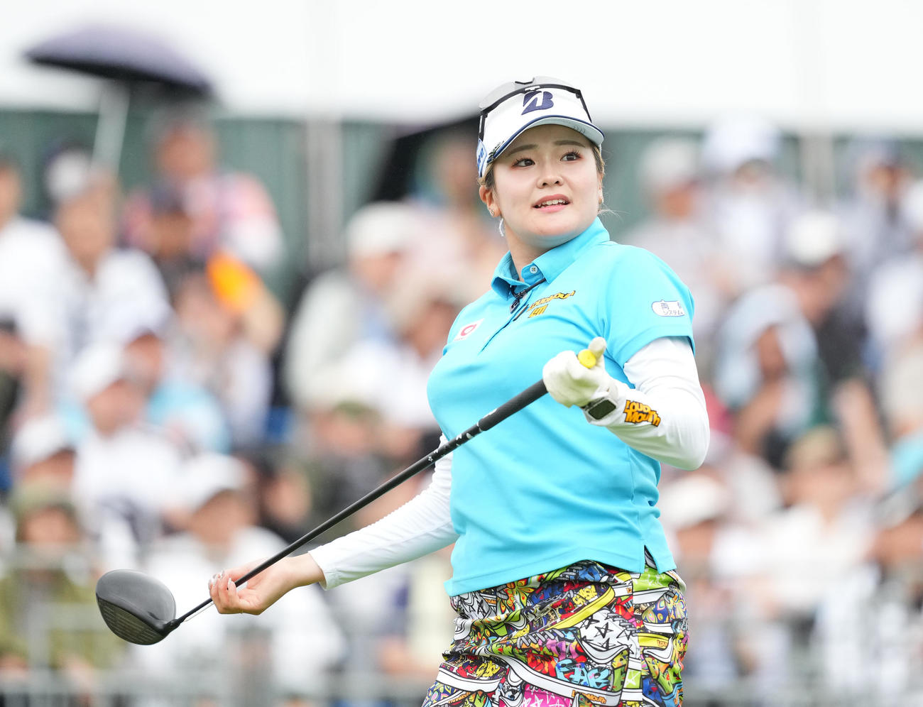 10番、ティーショットを放ち、打球の行方を確認する桑木（撮影・菅敏）