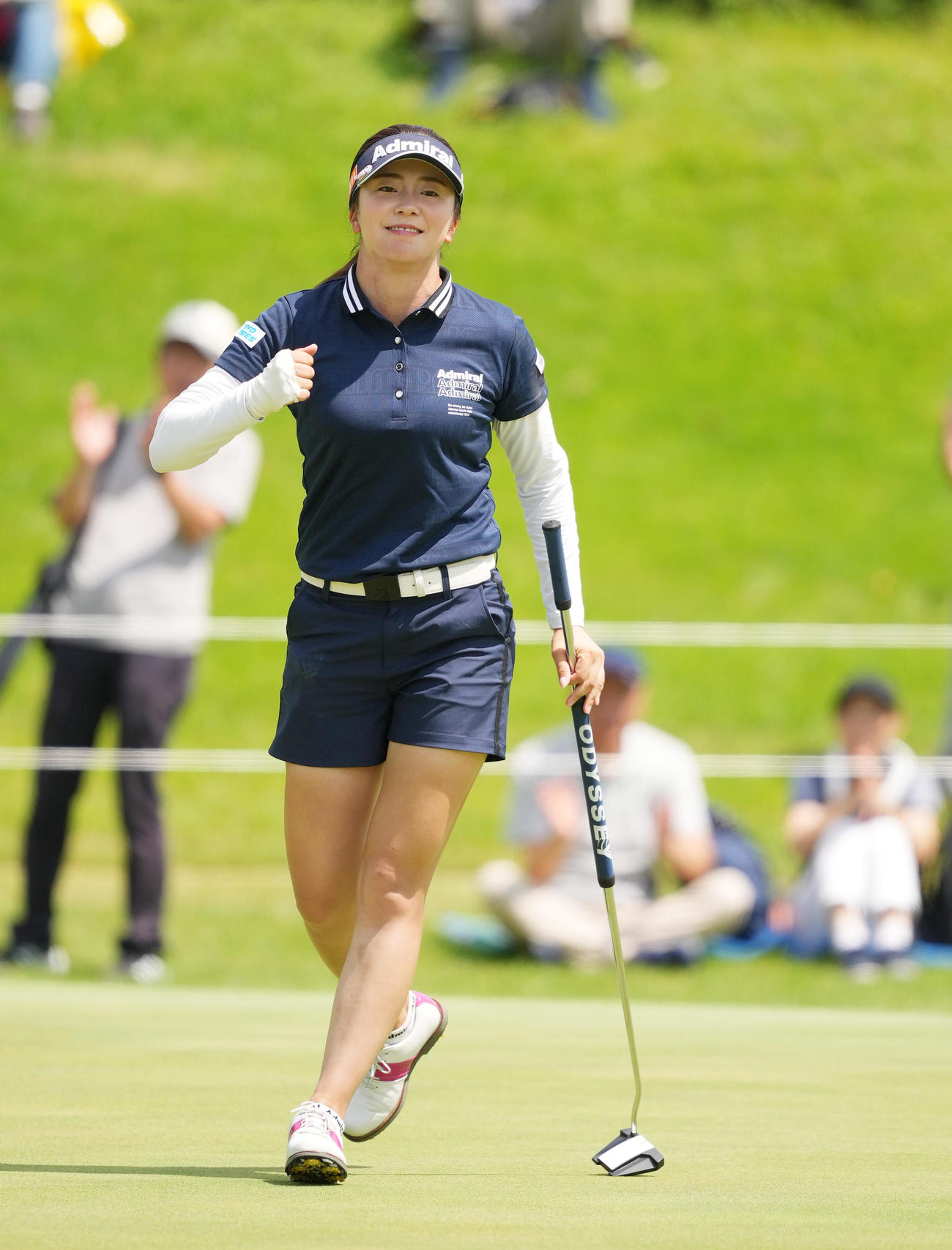 9番、バーディパットを決め、ガッツポーズを見せる堀（撮影・菅敏）