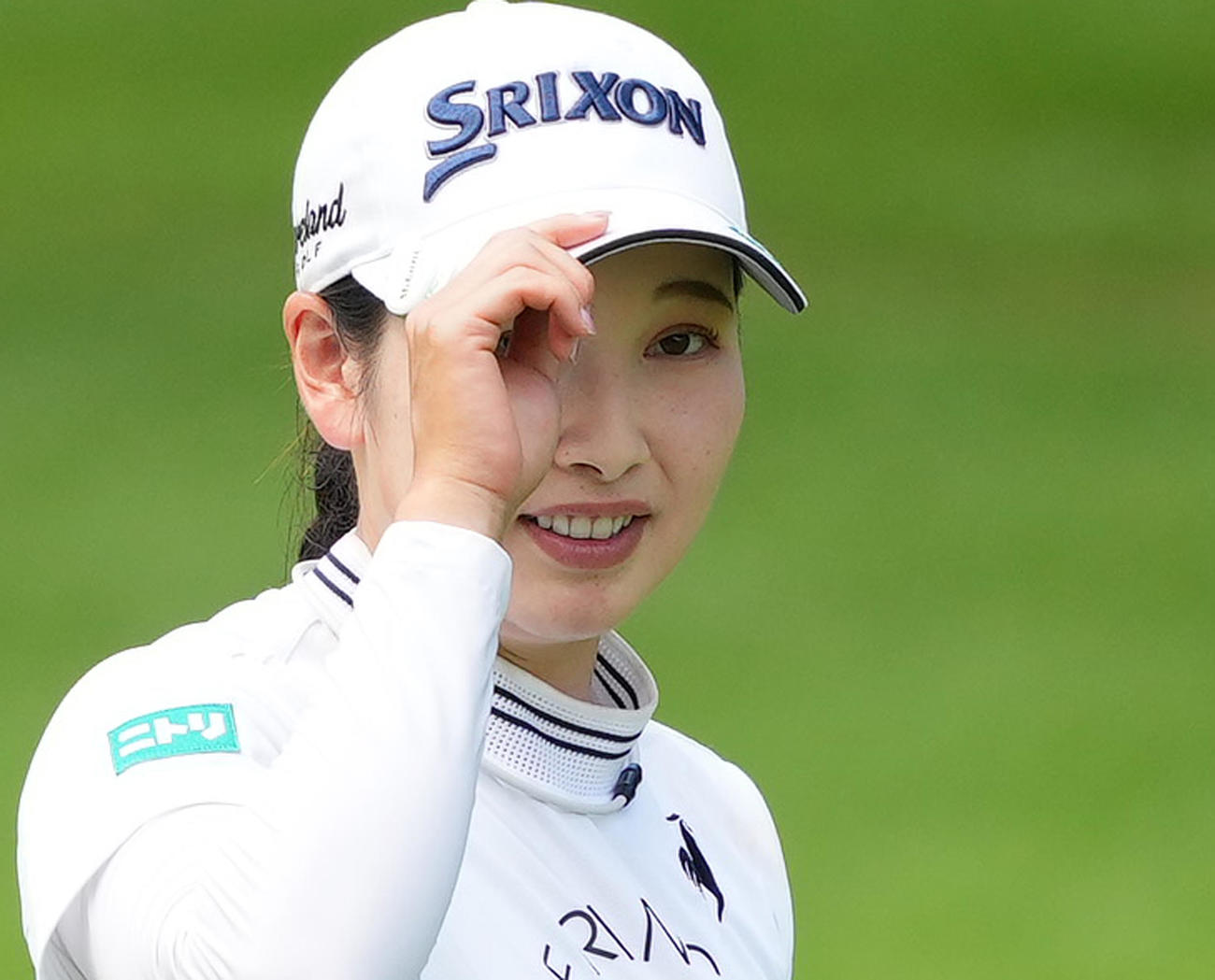 9番、2打目を放ち、ギャラリーの歓声の応える小祝（撮影・菅敏）