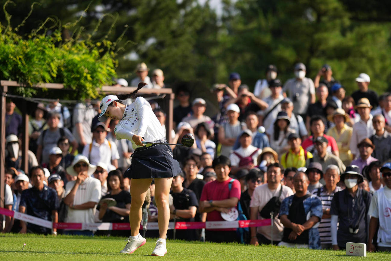 資生堂レディース第2日　18番、ティーショットを放つ小祝（撮影・菅敏）