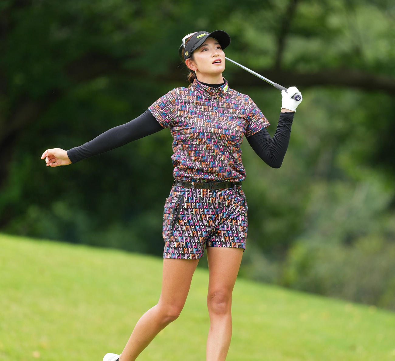 2番、ティーショットを放つ原（撮影・菅敏）