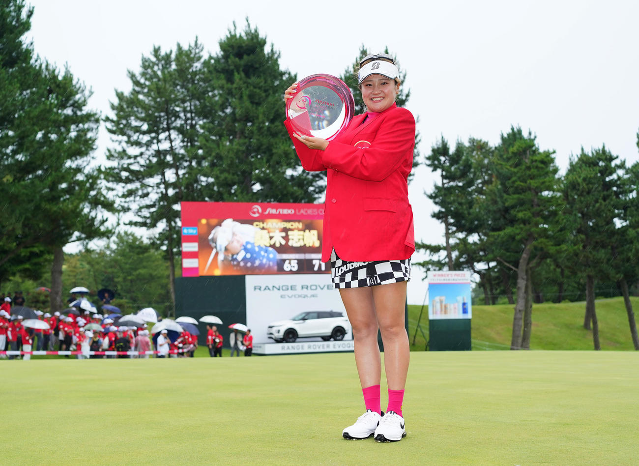 資生堂レディースを制し、優勝トロフィーを手に笑顔を見せる桑木（撮影・菅敏）