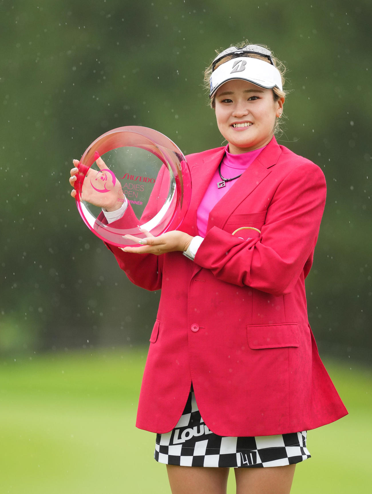 資生堂レディースを制し、優勝トロフィーを手に笑顔を見せる桑木（撮影・菅敏）