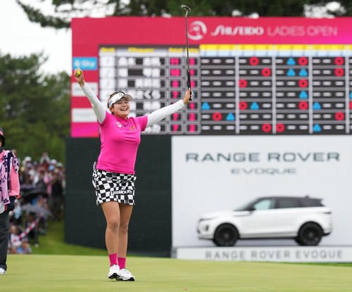 資生堂レディースで優勝し、ガッツポーズを見せる桑木（撮影・菅敏）