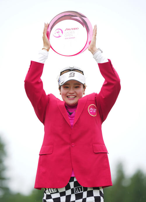 資生堂レディースを制し、優勝トロフィーを手に笑顔を見せる桑木（撮影・菅敏）
