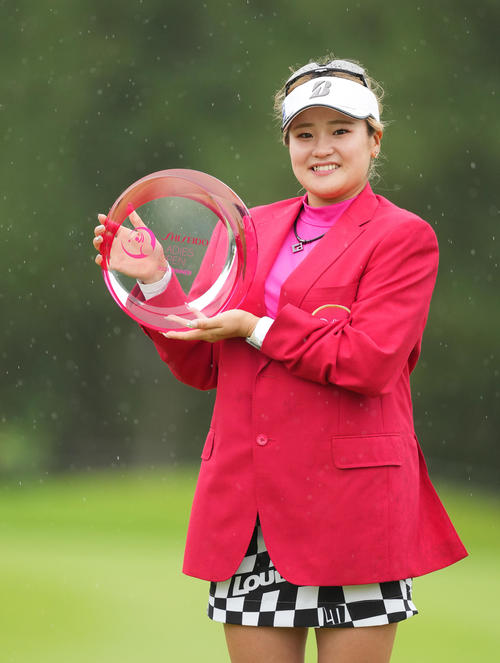 資生堂レディースを制し、優勝トロフィーを手に笑顔を見せる桑木（撮影・菅敏）