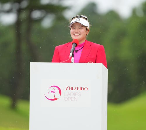 資生堂レディースを制し、優勝スピーチをする桑木（撮影・菅敏）