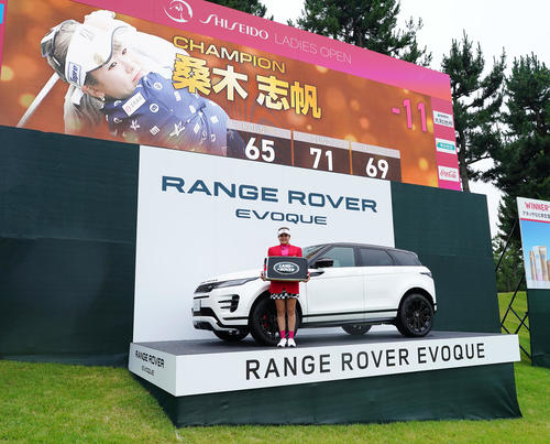 優勝し、副賞のレンジローバーと記念写真に納まる桑木（撮影・菅敏）