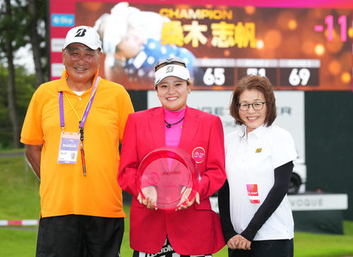 優勝し、父の正利さん（左）、母の浩子さん（右）と記念写真に納まる桑木（撮影・菅敏）