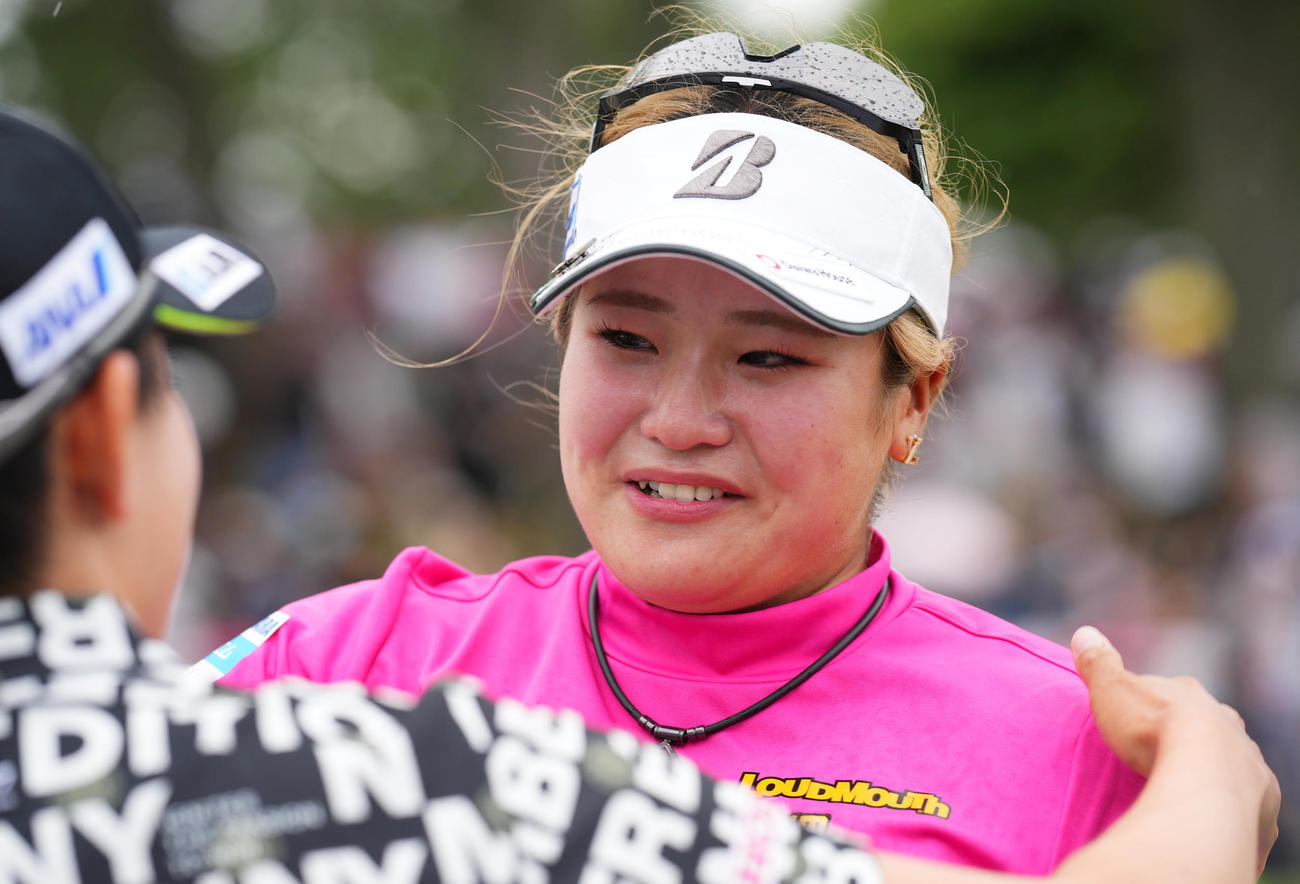 優勝し仲間から祝福される桑木は、感極まる（撮影・菅敏）