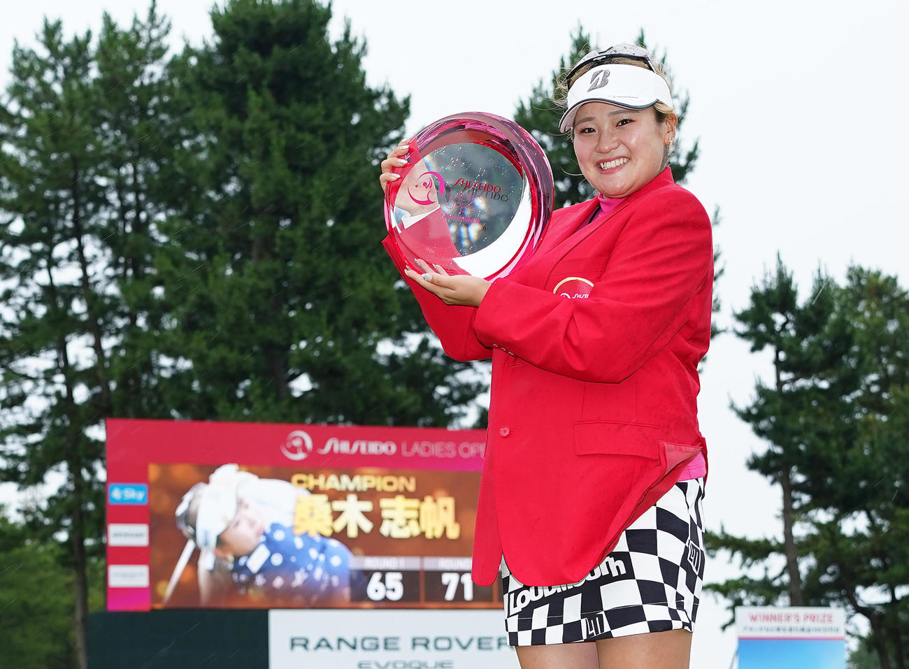 資生堂レディースを制し、優勝トロフィーを手に笑顔を見せる桑木（撮影・菅敏）