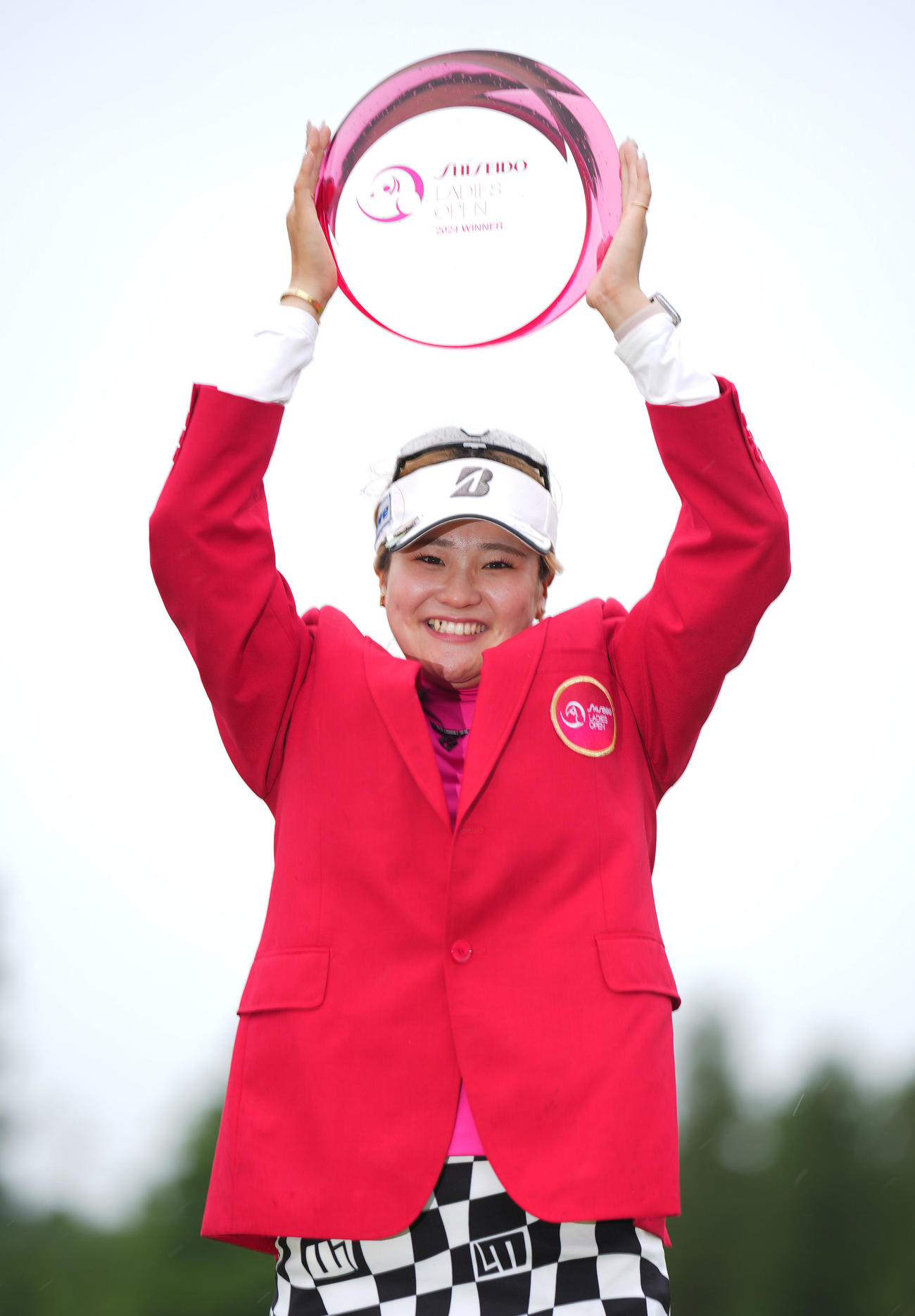 資生堂レディースを制し、優勝トロフィーを手に笑顔を見せる桑木（撮影・菅敏）