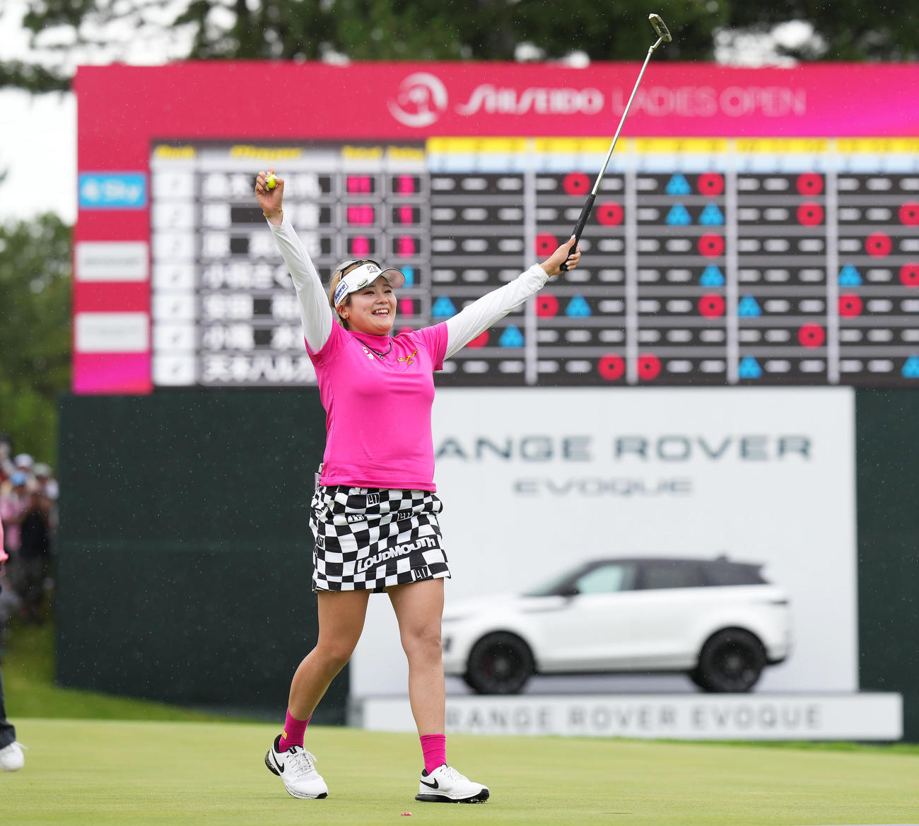 資生堂レディースで優勝し、ガッツポーズを見せる桑木（撮影・菅敏）