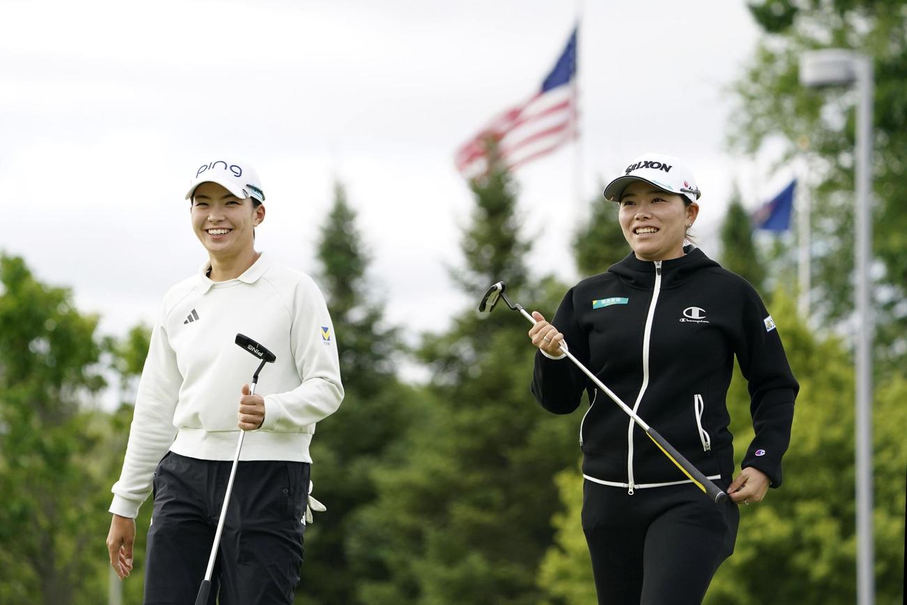最終ラウンド、通算14アンダーで20位だった勝みなみ（右）、渋野日向子組（共同）
