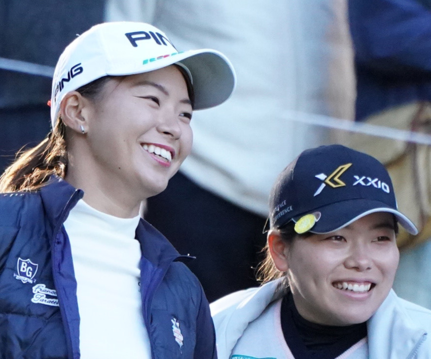 2019年11月、勝みなみ（右）とティーグラウンドで談笑する渋野日向子