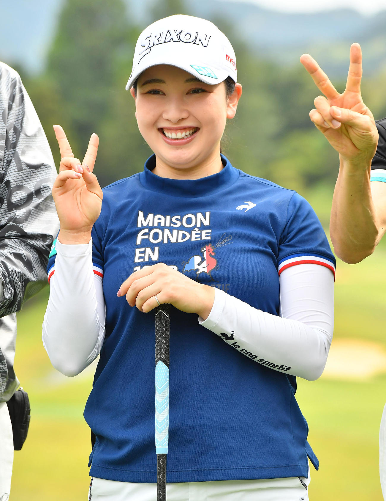 ティーオフ前の記念撮影でピースサインを見せる小祝（撮影・岩下翔太）