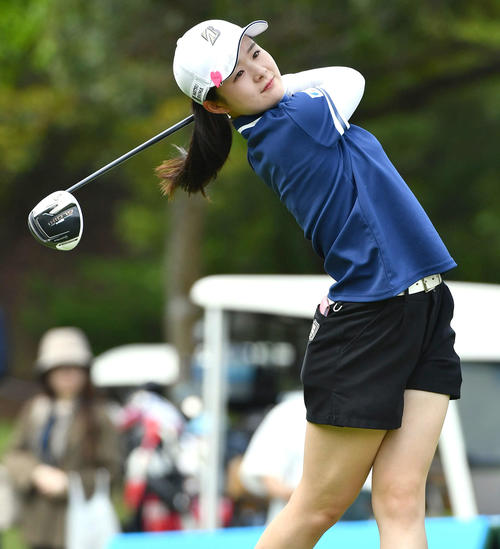 1番、ティーショットを放つ川崎（撮影・岩下翔太）