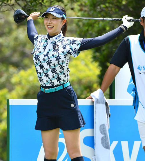 10番ティーイングエリアでストレッチをする鶴岡（撮影・岩下翔太）