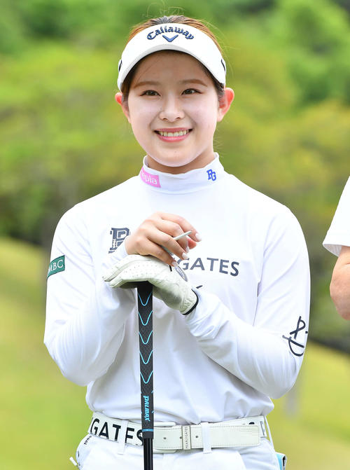 ティーオフ前の記念撮影で笑顔を見せる吉田鈴（撮影・岩下翔太）