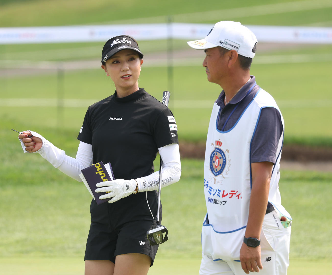 ミネベアミツミ・レディースのプロアマ戦に出場し、キャディーと話す宮田（撮影・佐藤翔太）