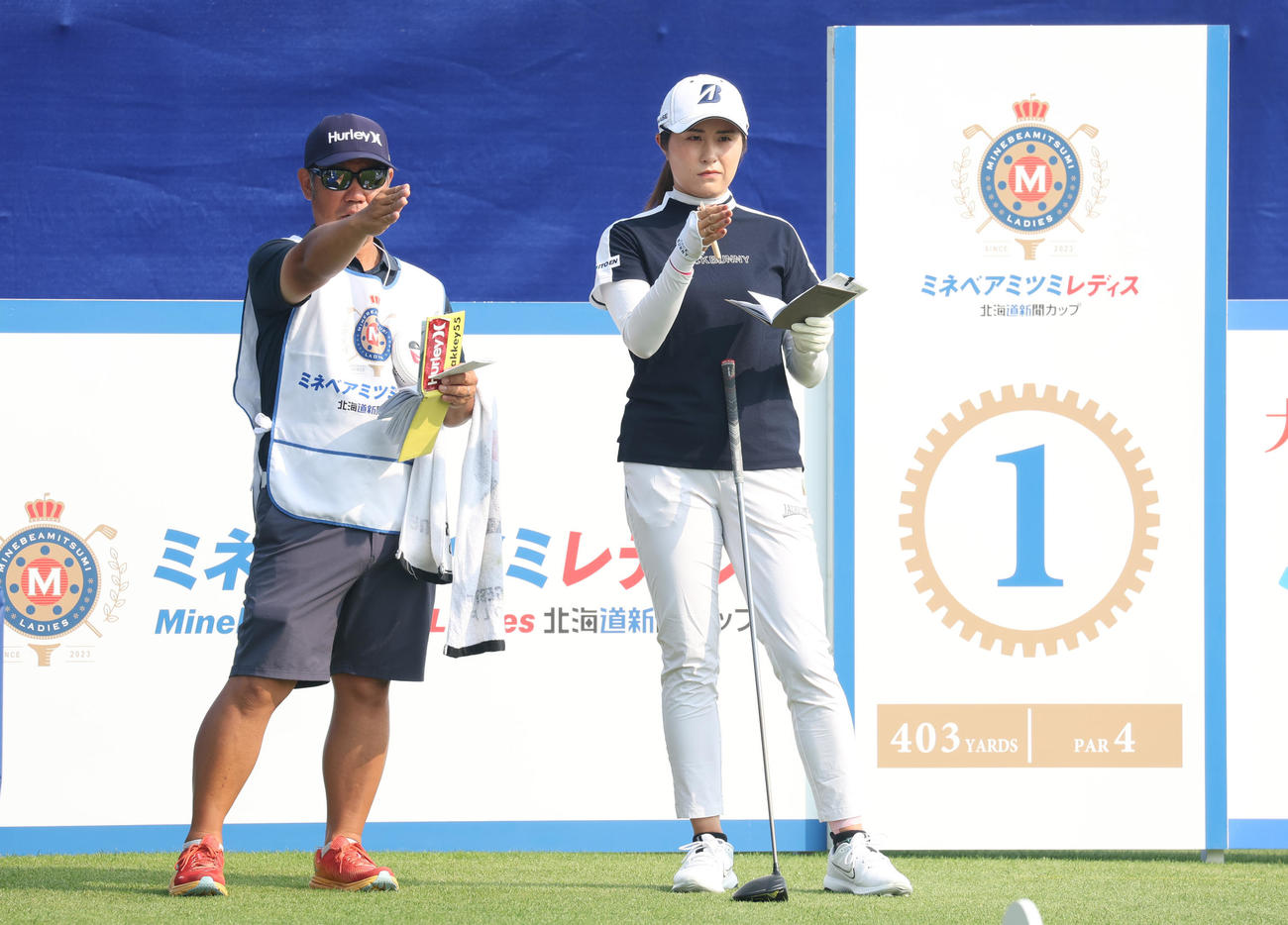 ミネベアミツミ・レディースのプロアマ戦に出場し、コース見つめる大里（撮影・佐藤翔太）