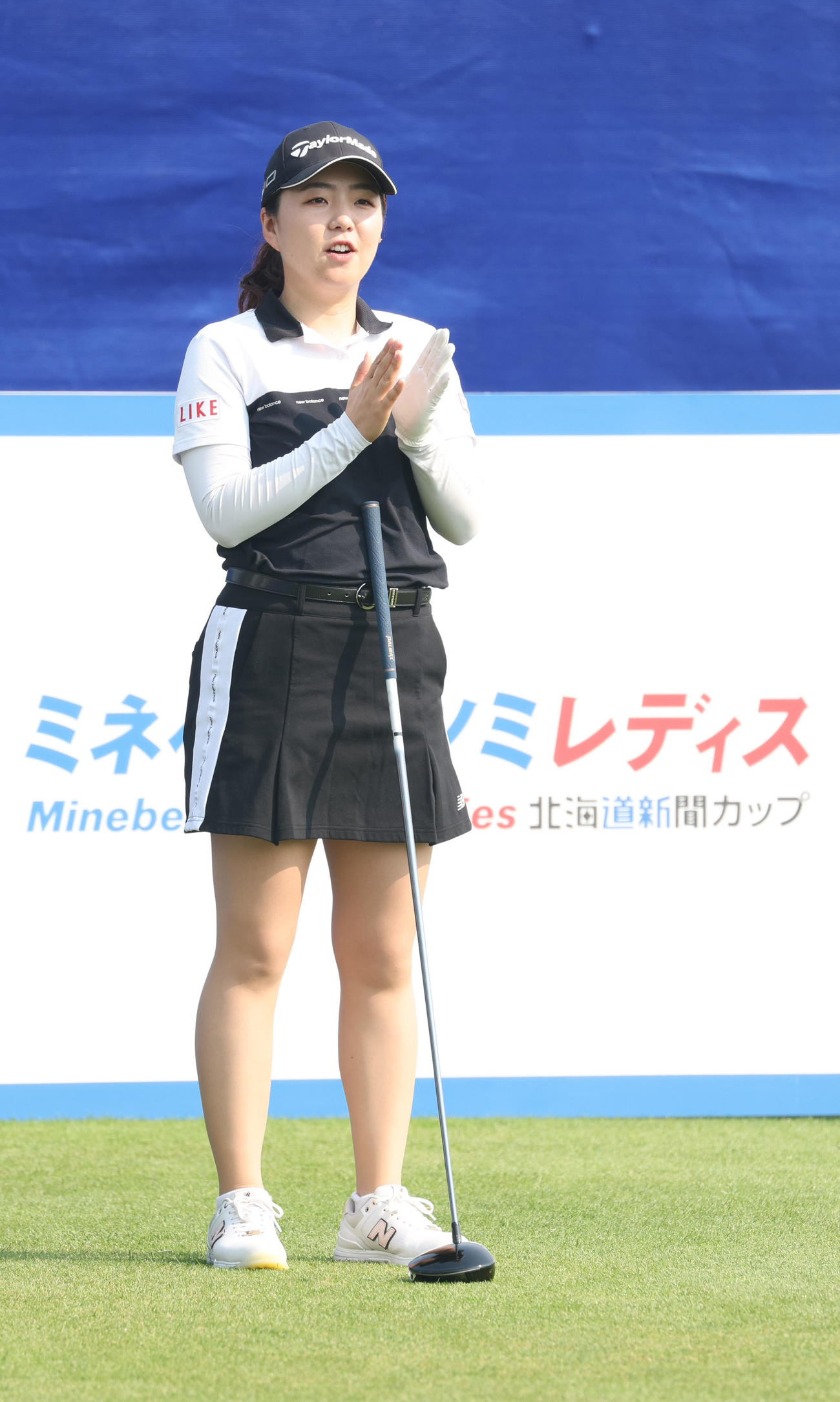 ミネベアミツミ・レディースのプロアマ戦に出場し、拍手を送る山内（撮影・佐藤翔太）