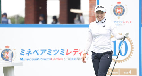 ミネベアミツミ・レディースのプロアマ戦に出場し、笑顔を見せる小祝（撮影・佐藤翔太）