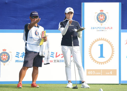 ミネベアミツミ・レディースのプロアマ戦に出場し、コース見つめる大里（撮影・佐藤翔太）