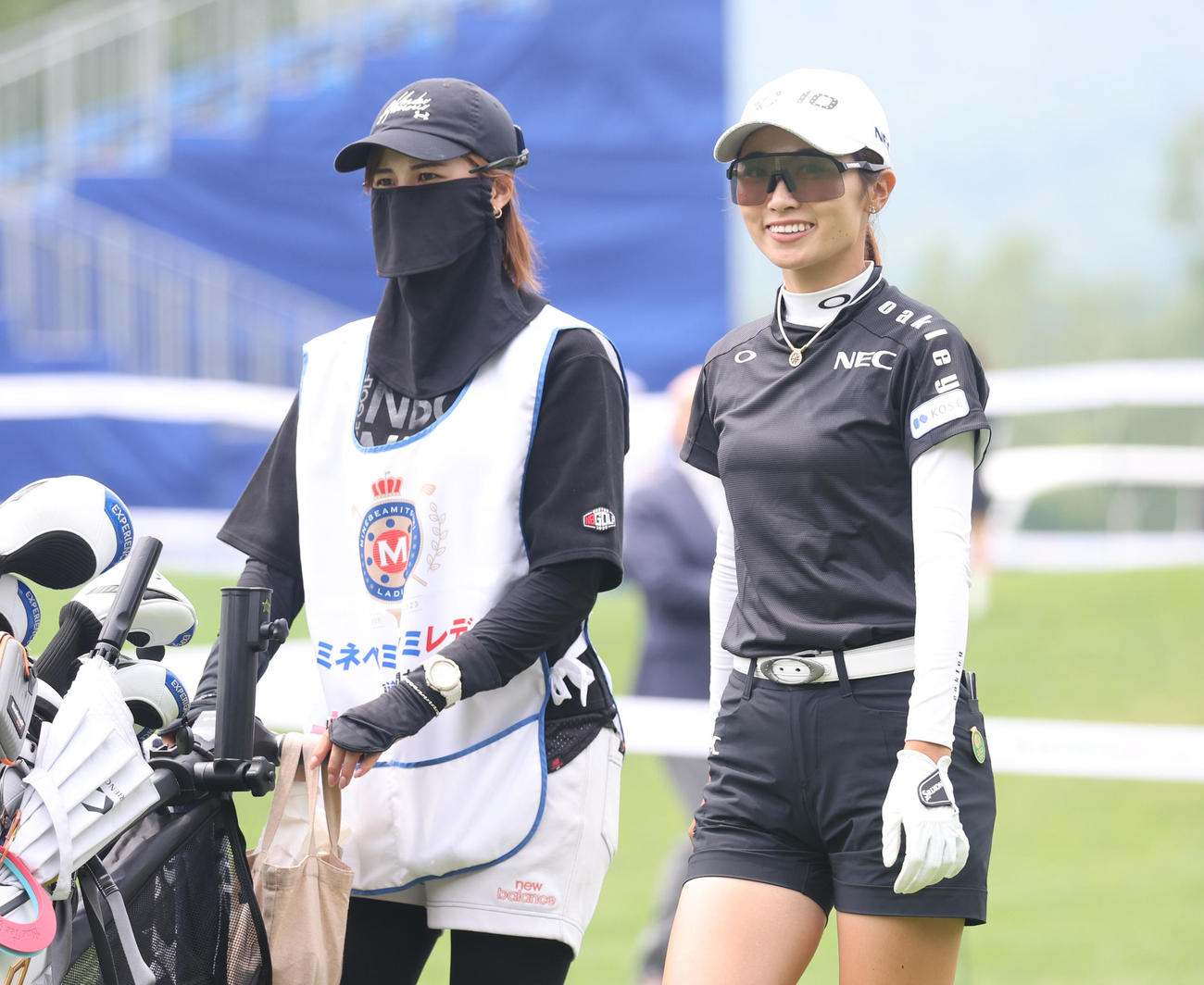 ミネベアミツミ・レディースのプロアマ戦に出場し、カメラに向かってほほえむ安田（撮影・佐藤翔太）