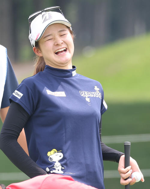 ミネベアミツミ・レディースのプロアマ戦に出場し、笑顔を見せる川崎春花（撮影・佐藤翔太）