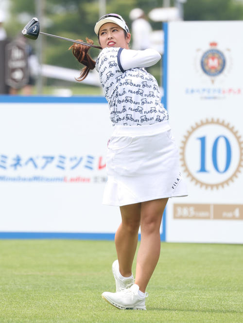 ミネベアミツミ・レディースのプロアマ戦に出場し、ティーショットを放つ天本（撮影・佐藤翔太）