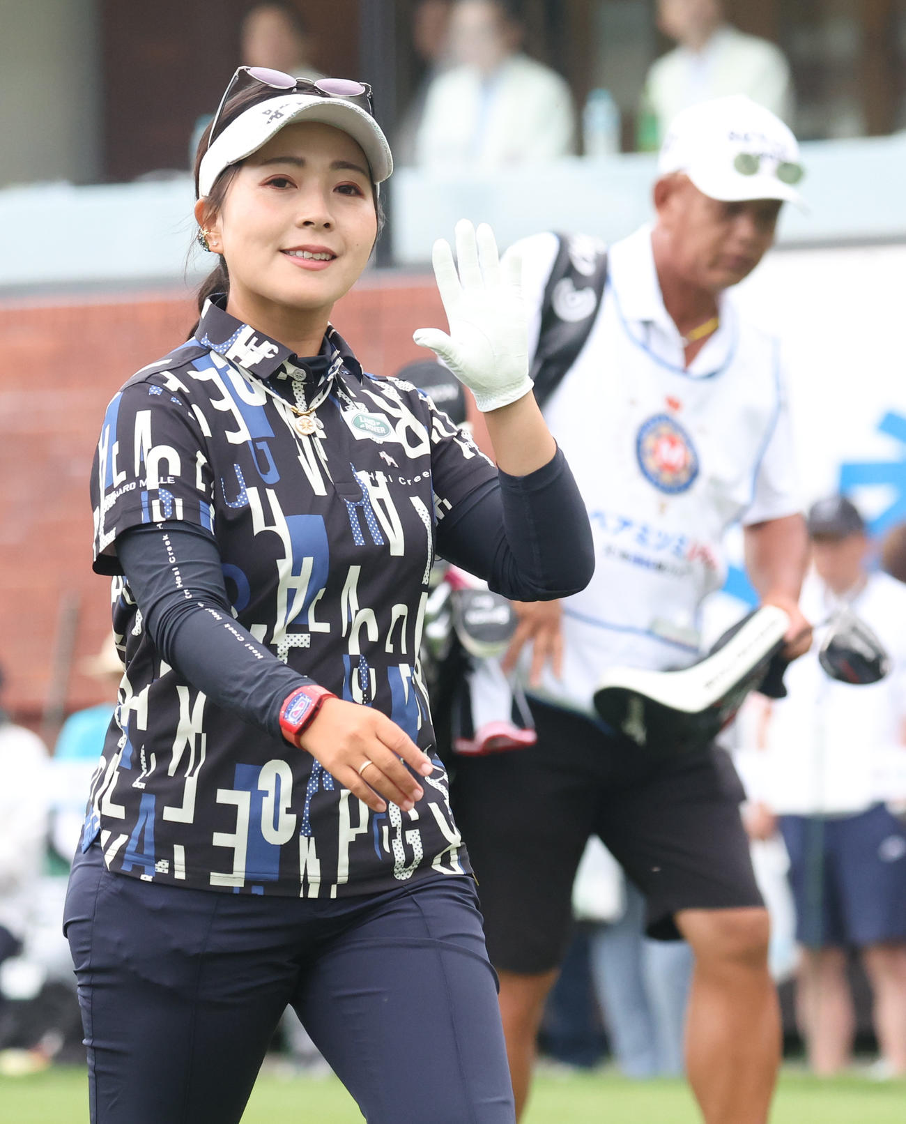 10番、カメラに手を振る青木（撮影・佐藤翔太）