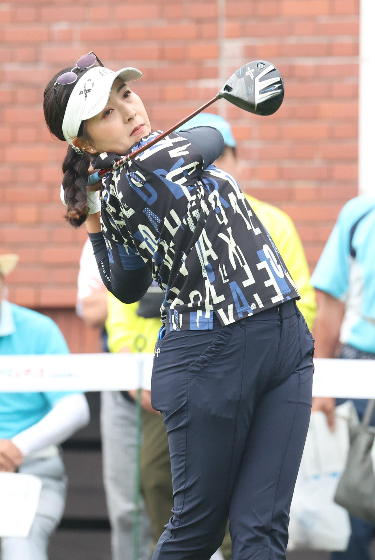 10番、ティーショットを放つ青木（撮影・佐藤翔太）