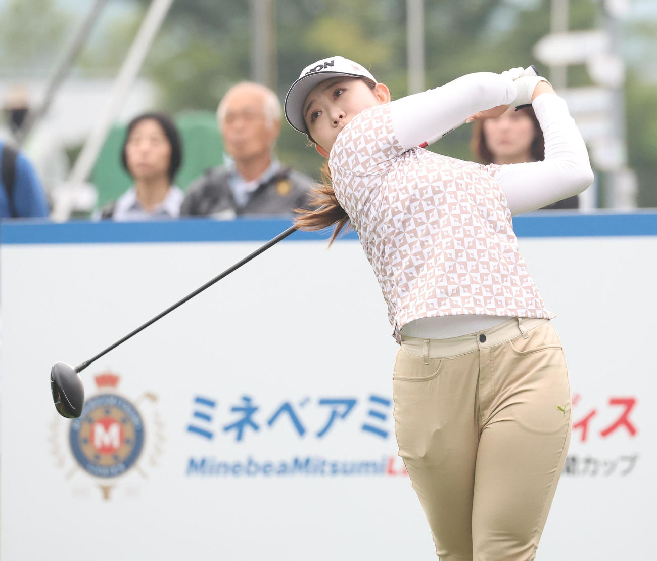 10番、ティーショットを放つ内田（撮影・佐藤翔太）